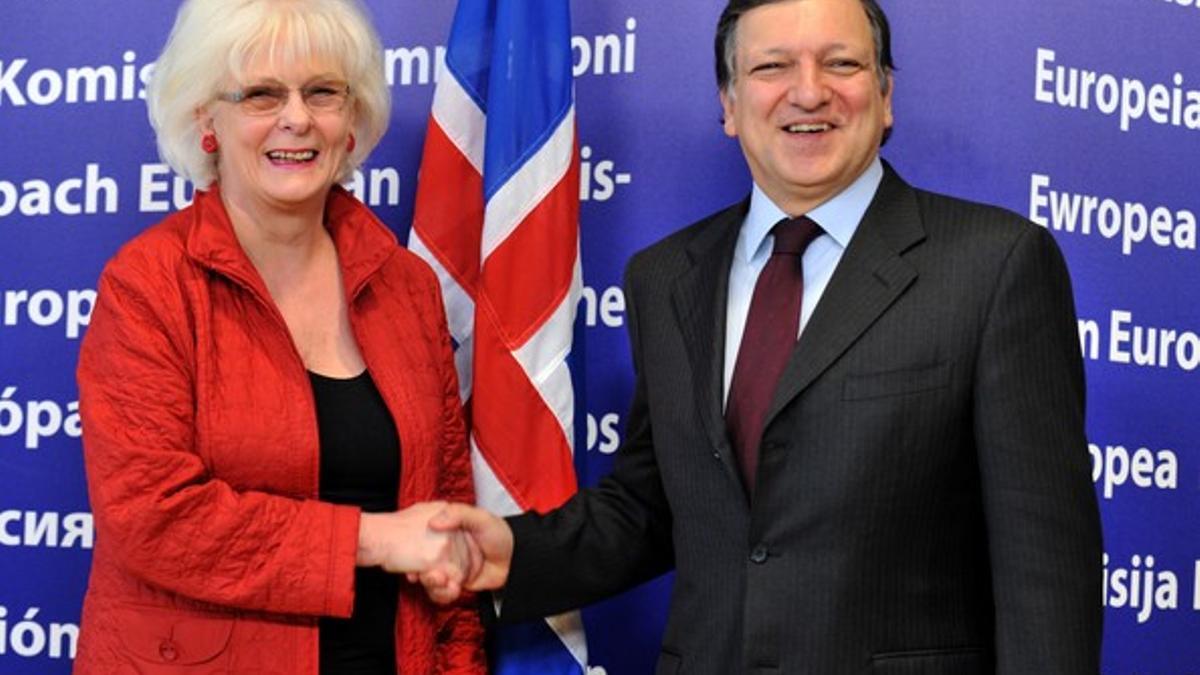 El presidente de la Comisión Europea, Barroso, con la primera ministra de Islandia, la socialdemócrata Jóhanna Sigurdardóttir, en febrero del 2010, en Bruselas.