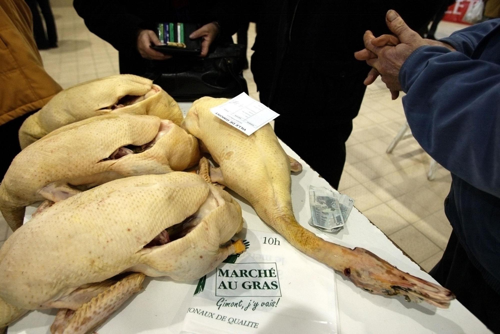 Patos en un mercado francés.