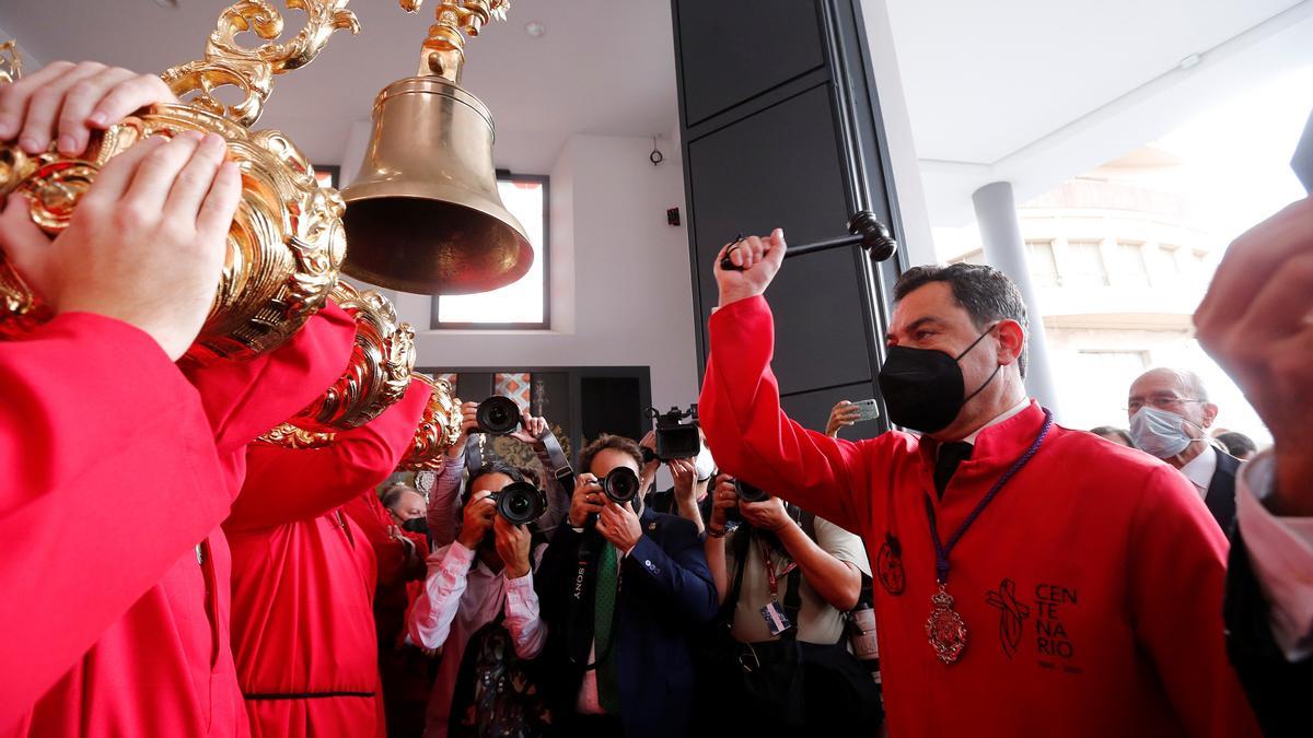 Juanma Moreno, tocando la campana del Cristo de la Exaltación.