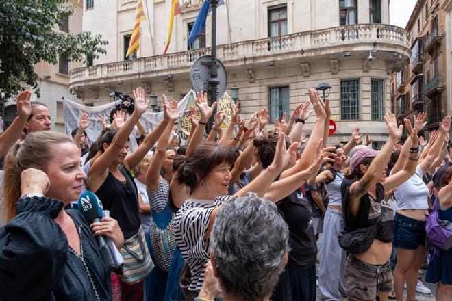 FOTOS | La manifestación por la vivienda que ha recorrido las calles de Palma, en imágenes