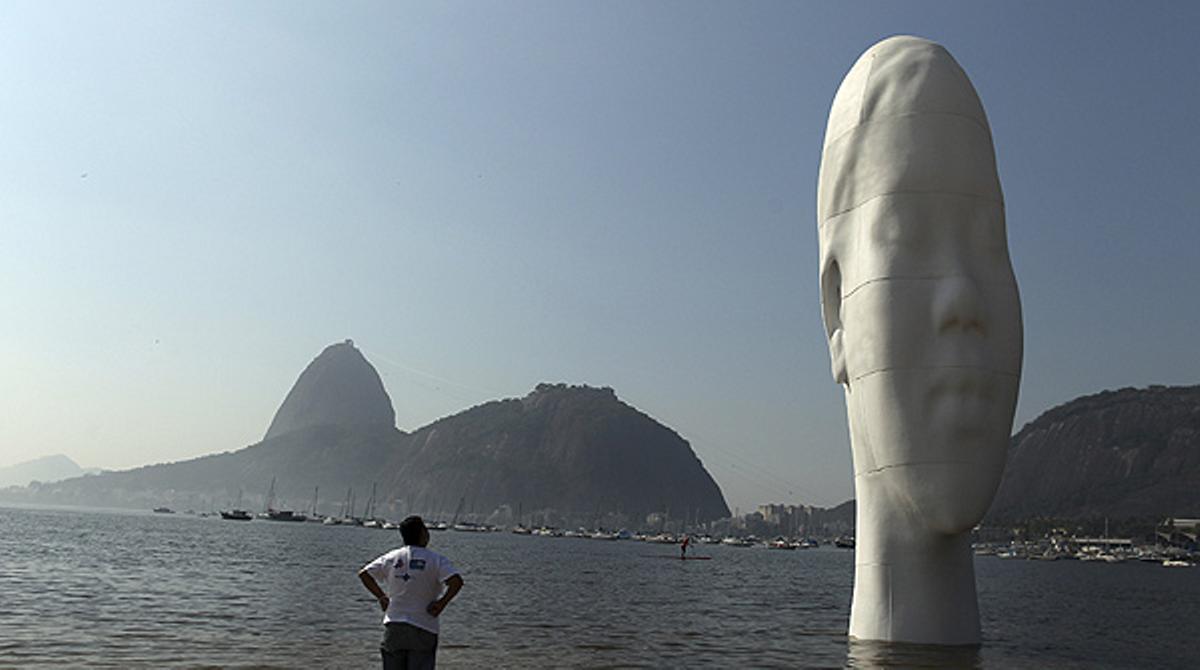 Una estàtua de Jaume Plensa a la badia de Rio de Janeiro.