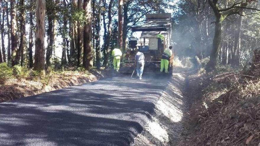 Obras de asfaltado en Cuntis // FdV