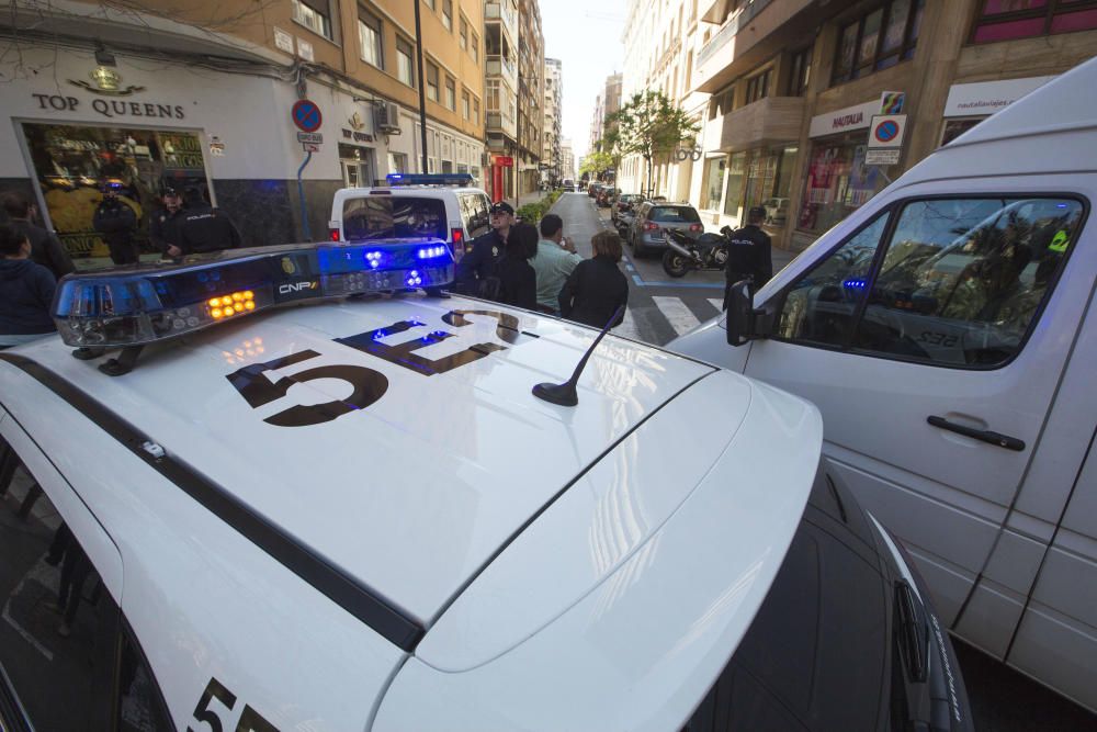 La Policía Nacional acordona la calle Pintor Lorenzo Casanova