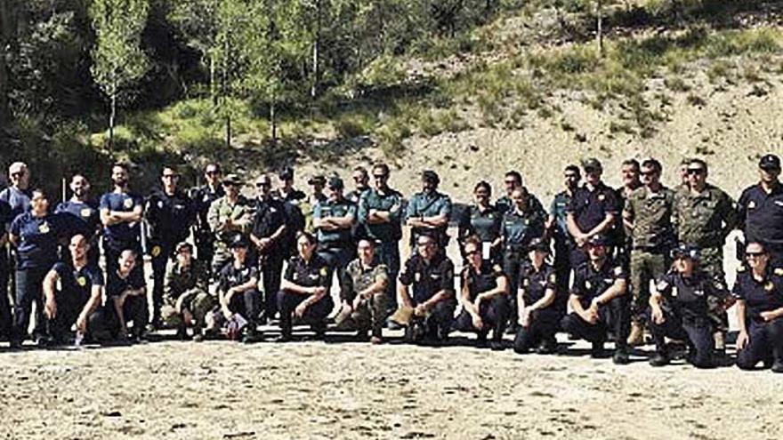 Policías, guardias civiles y militares participan en un torneo de tiro en Palma