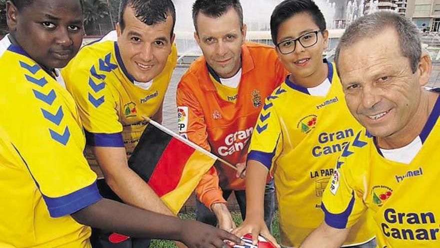 Samba (1ºi), Canay, Uwe Wenz, Bryan Lemache y Juan Pérez posan junto a un balón, en la Fuente Luminosa. | andrés cruz