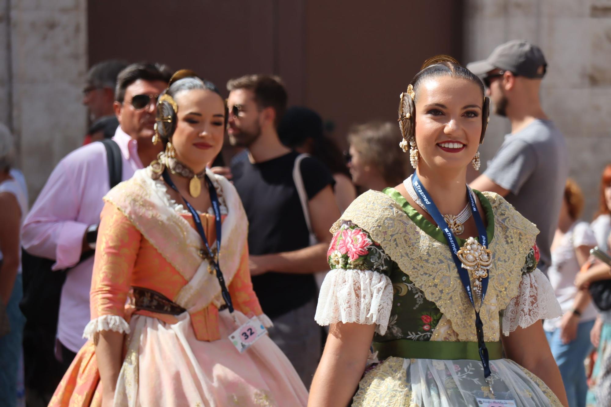 Baño de multitudes de las candidatas a Fallera Mayor de València 2025