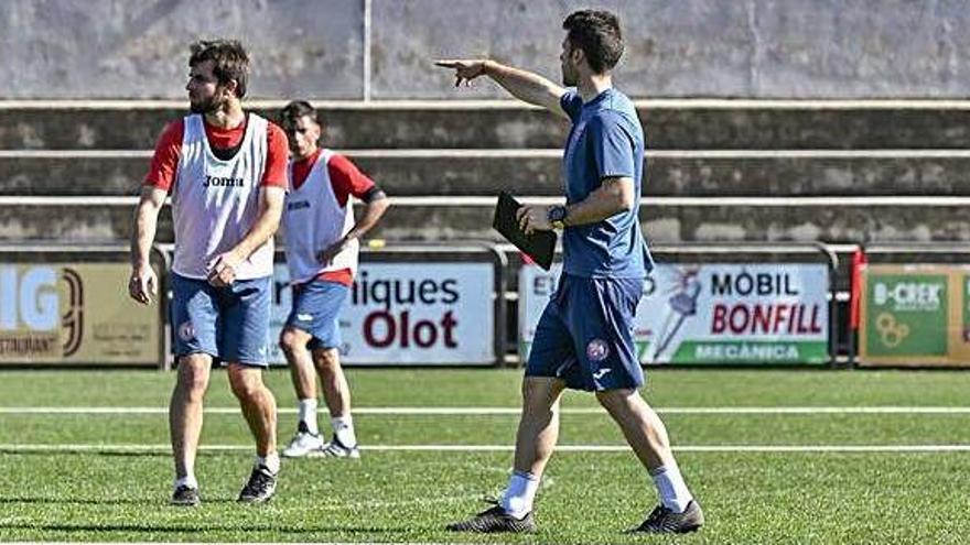 Kevin Martínez, mà dreta de Raúl Garrido, en un entrenament de l&#039;Olot.