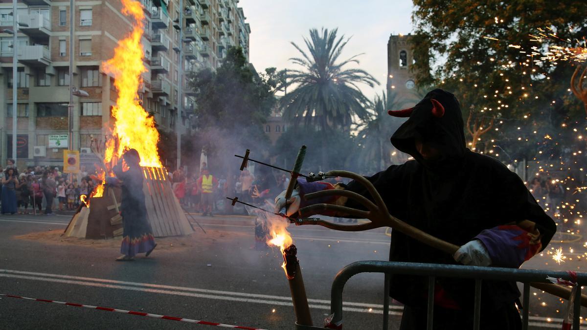 Actuación de los Diables de la Sagrera en la plaza de Elx de Barcelona, el pasado 2019.