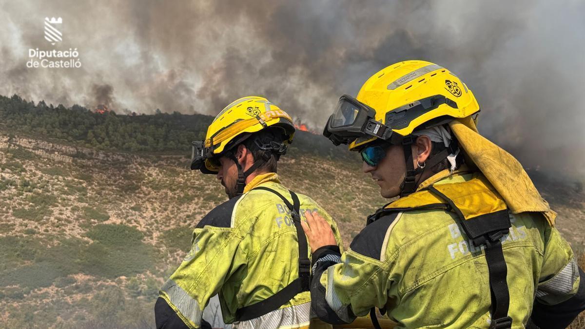 Bomberos en la extinción del incendio de Segorbe.