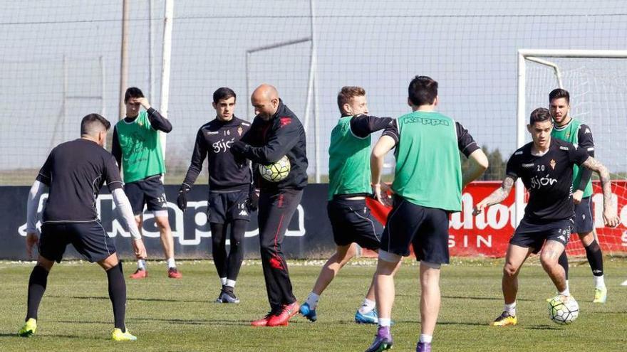 Abelardo, en el centro, rodeado de jugadores del Sporting durante el entrenamiento de ayer en Mareo.