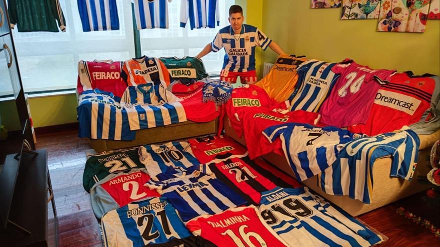 Javier Canosa, coleccionista de camisetas del Deportivo, con parte de la colección de prendas utilziadas por futbolistas. |  // CEDIDA