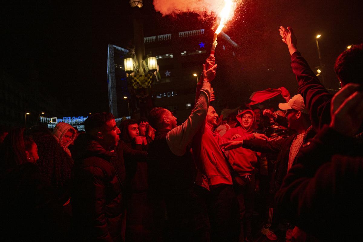 Miles de marroquíes toman las calles de toda España para celebrar la victoria de su selección ante ‘La Roja’