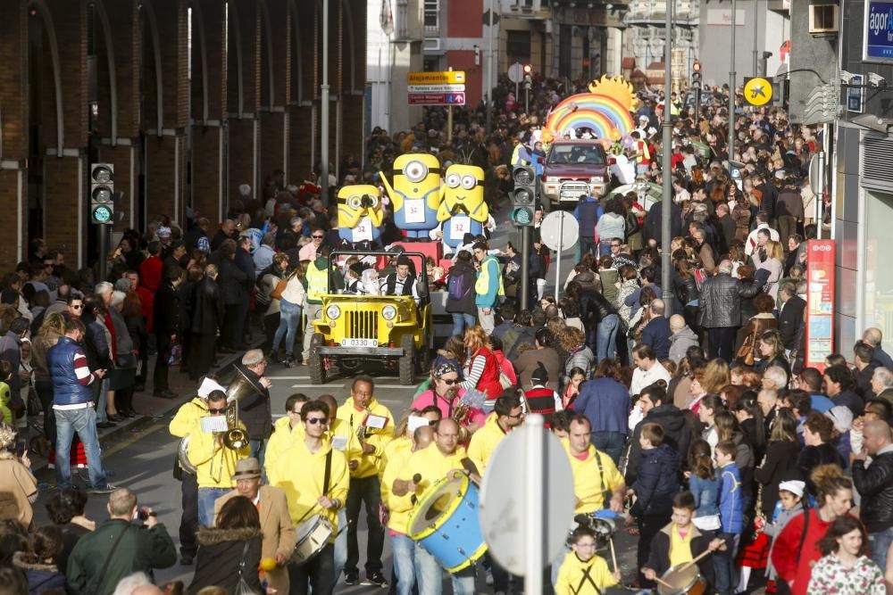 Desfile de carrozas el Lunes de Pascua en Avilés