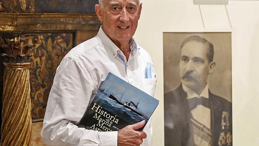 José Ramón García López posa con su libro. | Marcos León