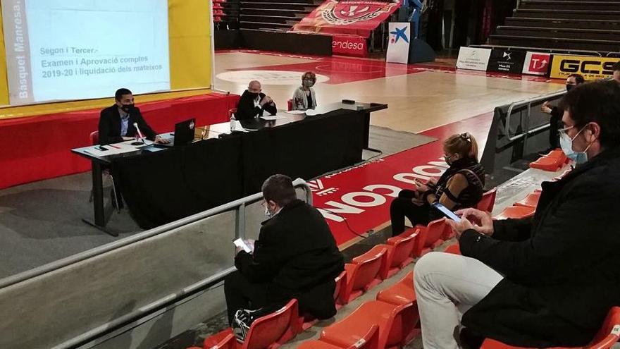 Els accionistes van ocupar el seu lloc a la graderia en una assemblea en que es van respectar les mesures sanitàries |