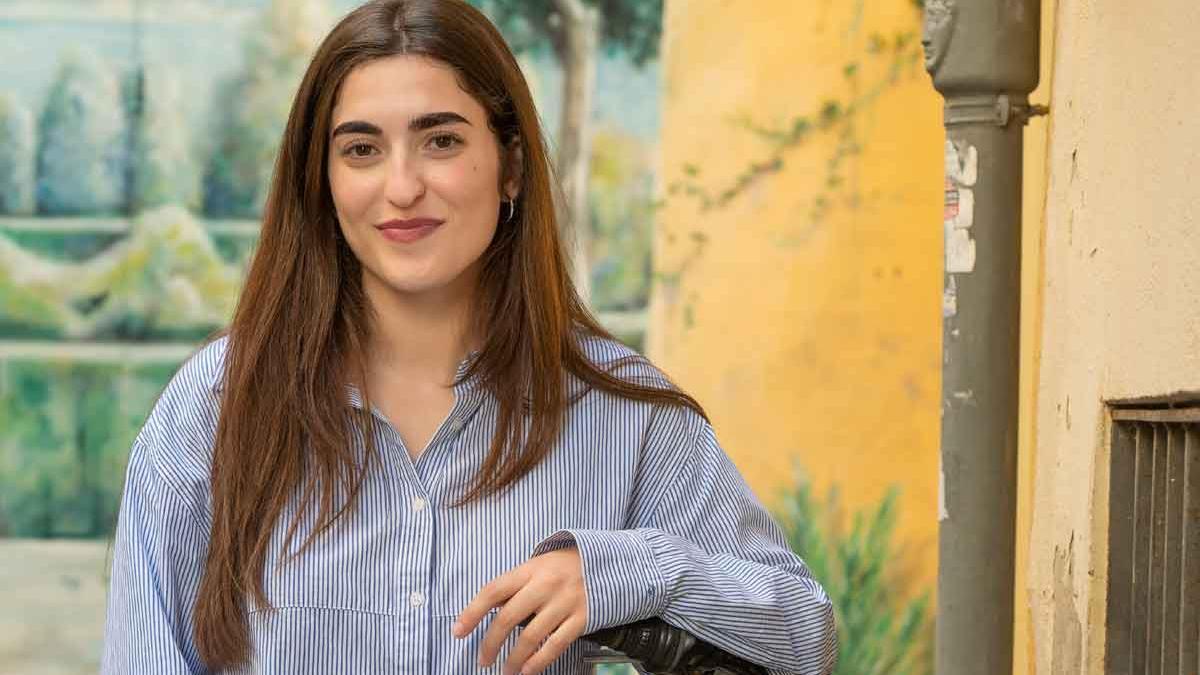 La psicóloga Salud Grau, a la entrada de la Asociación Carena de Valencia.