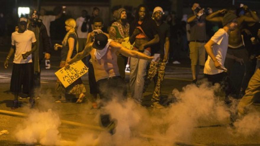 Enfrentamientos entre policía y manifestantes en otra noche de protestas