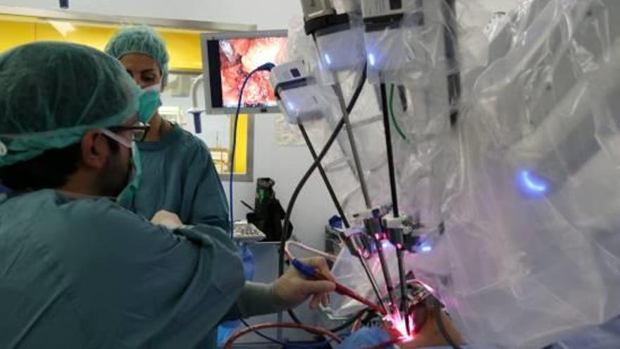 Un moment de l&#039;operació amb el robot quirúrgic, a la Vall d&#039;Hebron.