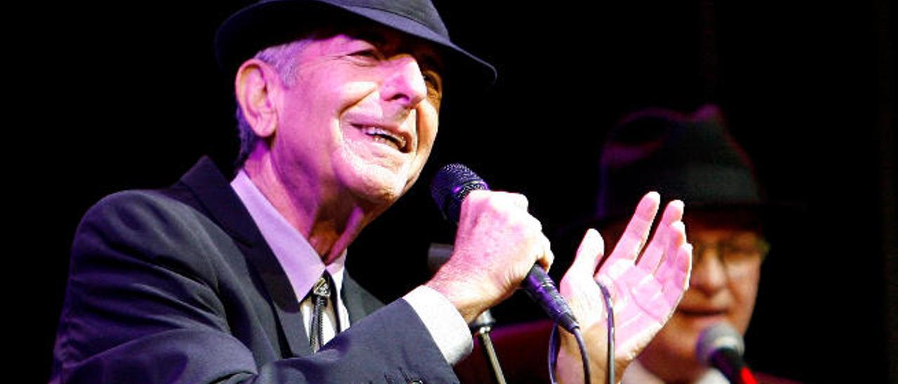 Leonard Cohen, en un concierto en el Festival Coachella, en abril de 2009.