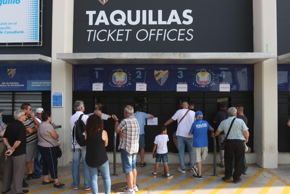 Colas en la Rosaleda para renovar el abono.