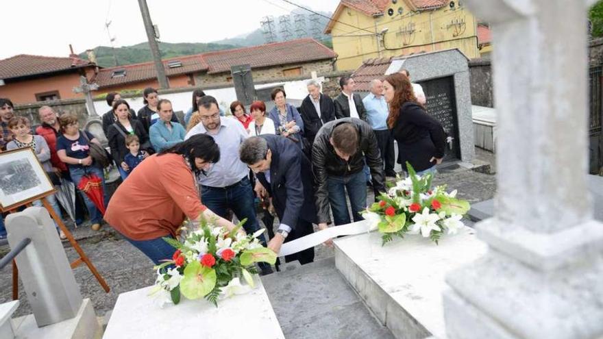 Ofrenda floral a los diez mineros que fallecieron el 28 de mayo de 1924 en la explotación lavianesa La Sota.