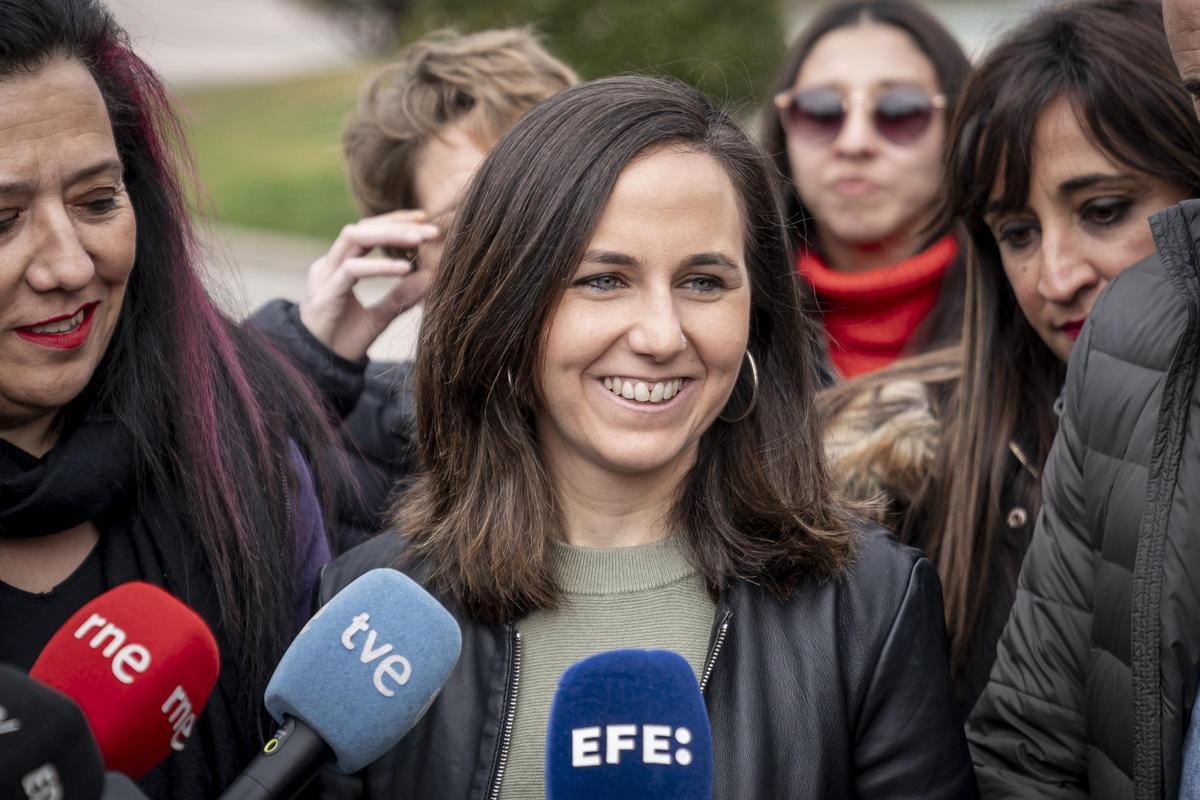La secretaria general de Podemos y ministra de Derechos Sociales y Agenda 2030, Ione Belarra, atiende a los medios durante su visita al mercado del parque de Finca Liana en Móstoles, a 18 de febrero de 2023, en Móstoles, Madrid (España). La secretaria general de Podemos y ministra de Derechos Sociales y Agenda 2030, Ione Belarra, atiende a los medios durante su visita al mercado del parque de Finca Liana en Móstoles, a 18 de febrero de 2023, en Móstoles, Madrid (España).