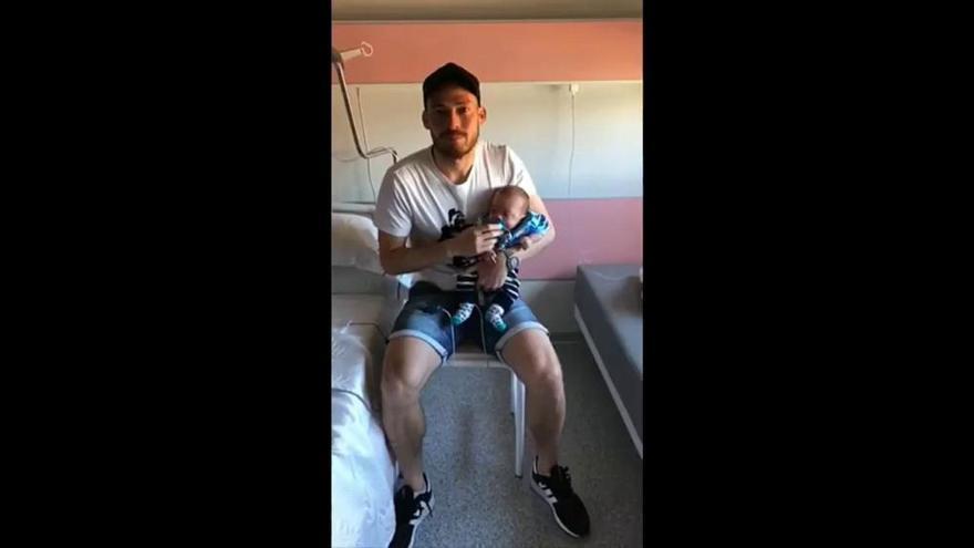 El emotivo video de David Silva con su hijo Mateo en brazos