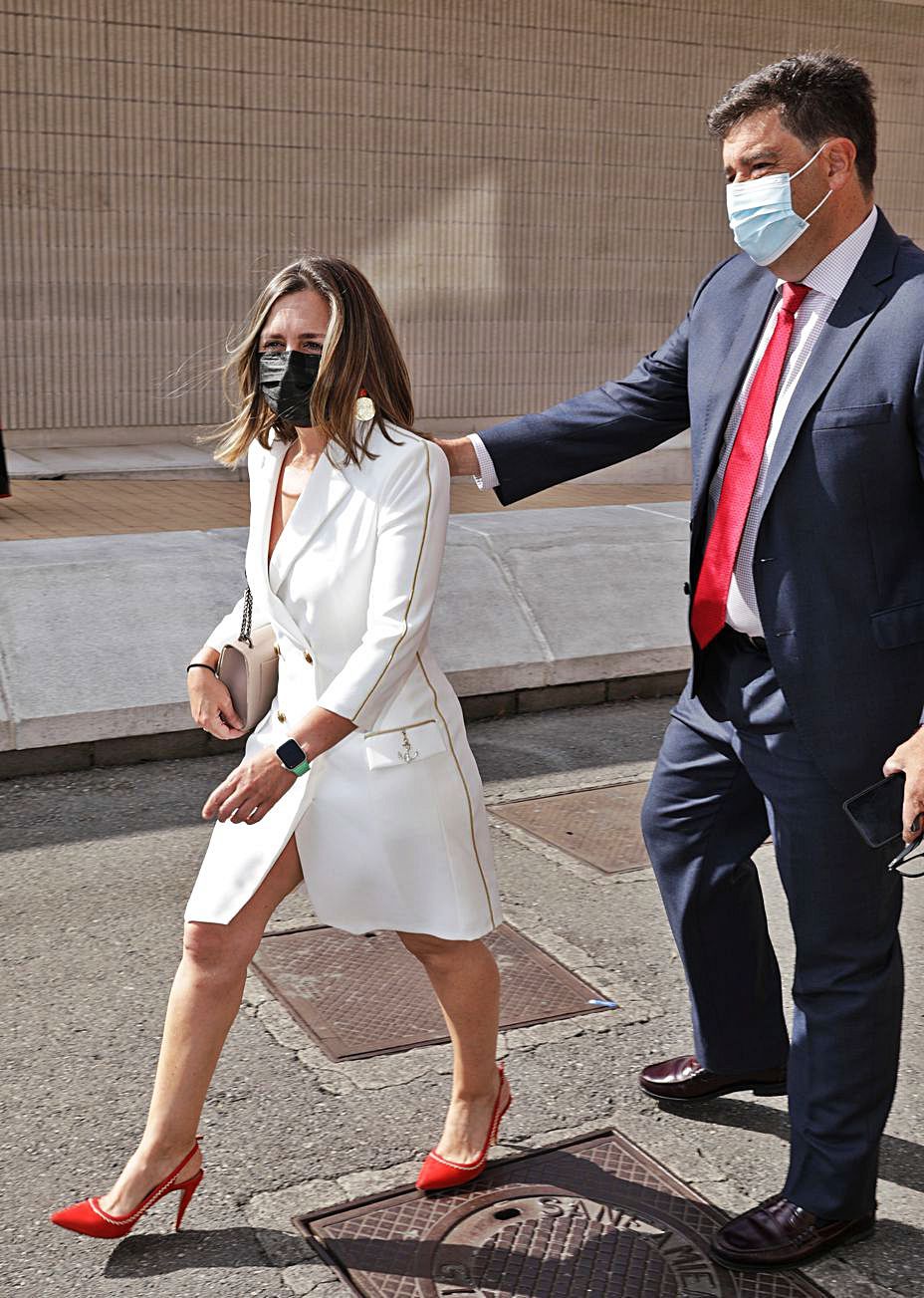 La presidenta de FADE, María Calvo, a su llegada al Palacio de Congresos, junto a su marido, Jesús Suárez, coordinador del PP de Gijón. | Juan Plaza 