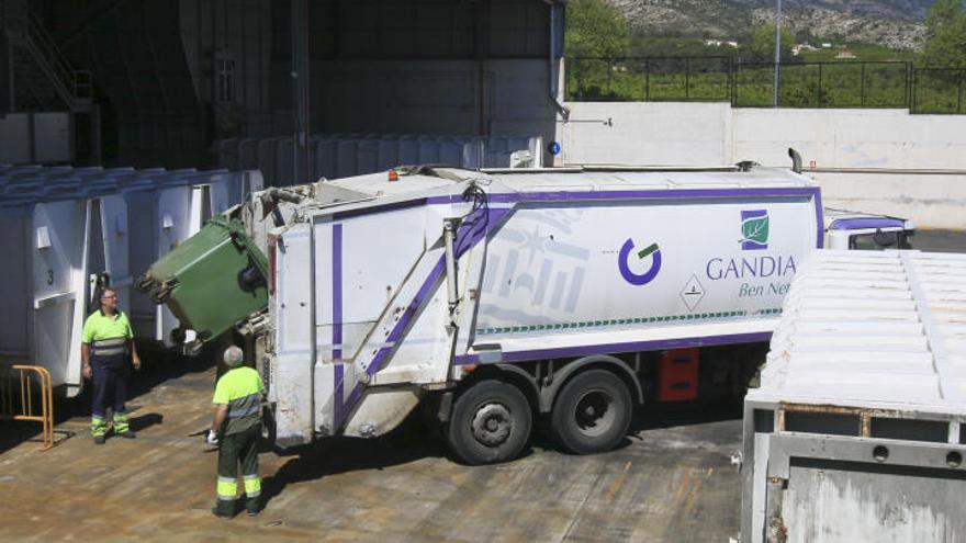 Un camión procedente de Gandia deposita la basura en la estación de transferencias de Ròtova, ayer.