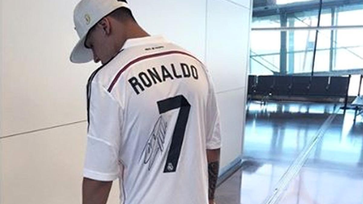 Kevin Roldán posó con la camiseta de Cristiano Ronaldo