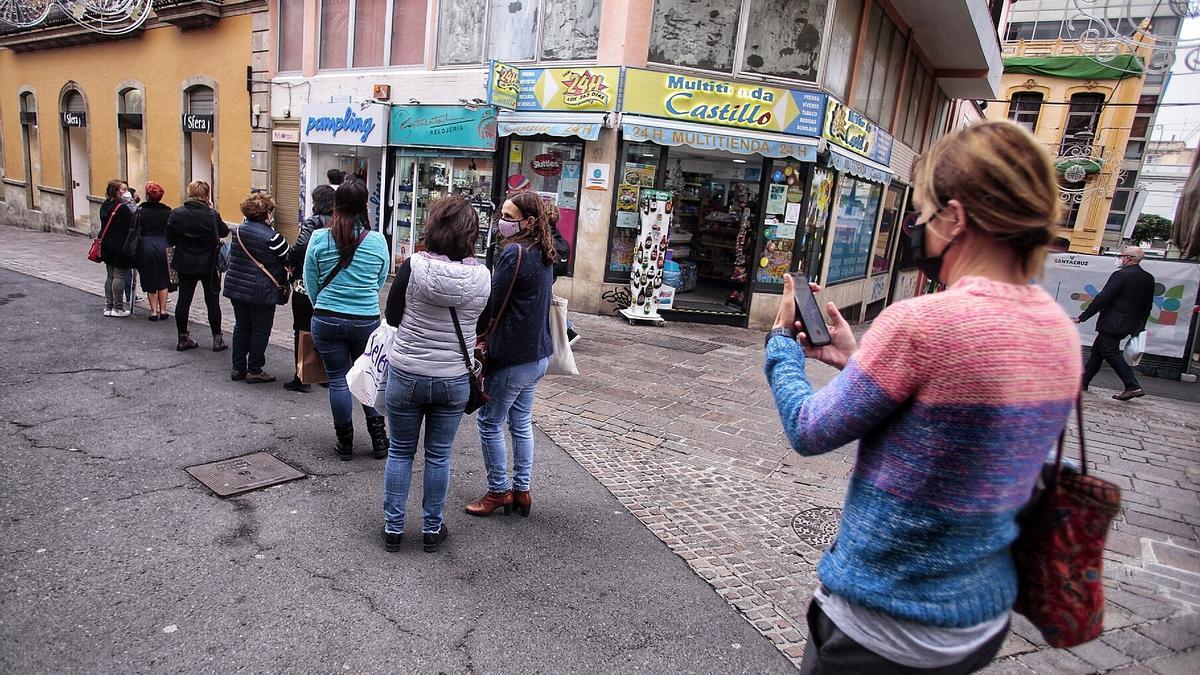 Una cola fuera de un establecimiento de la Calle Castillo, en Santa Cruz de Tenerife.