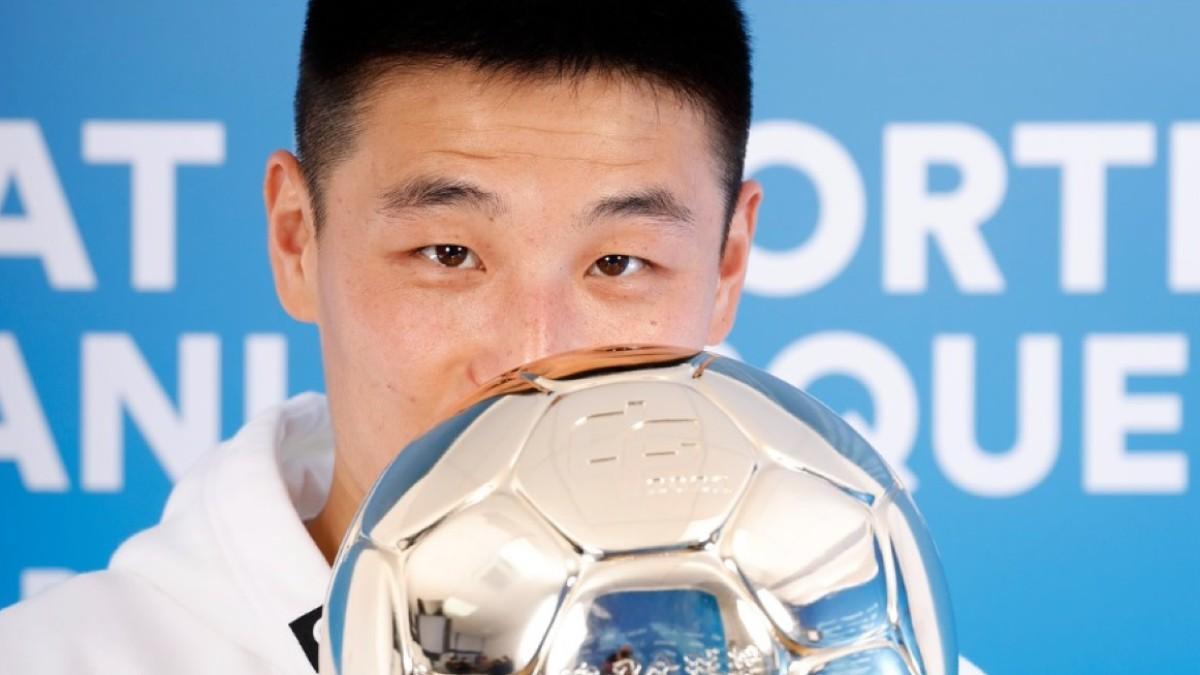 Wu Lei posa con el Balón de Oro chino 2022