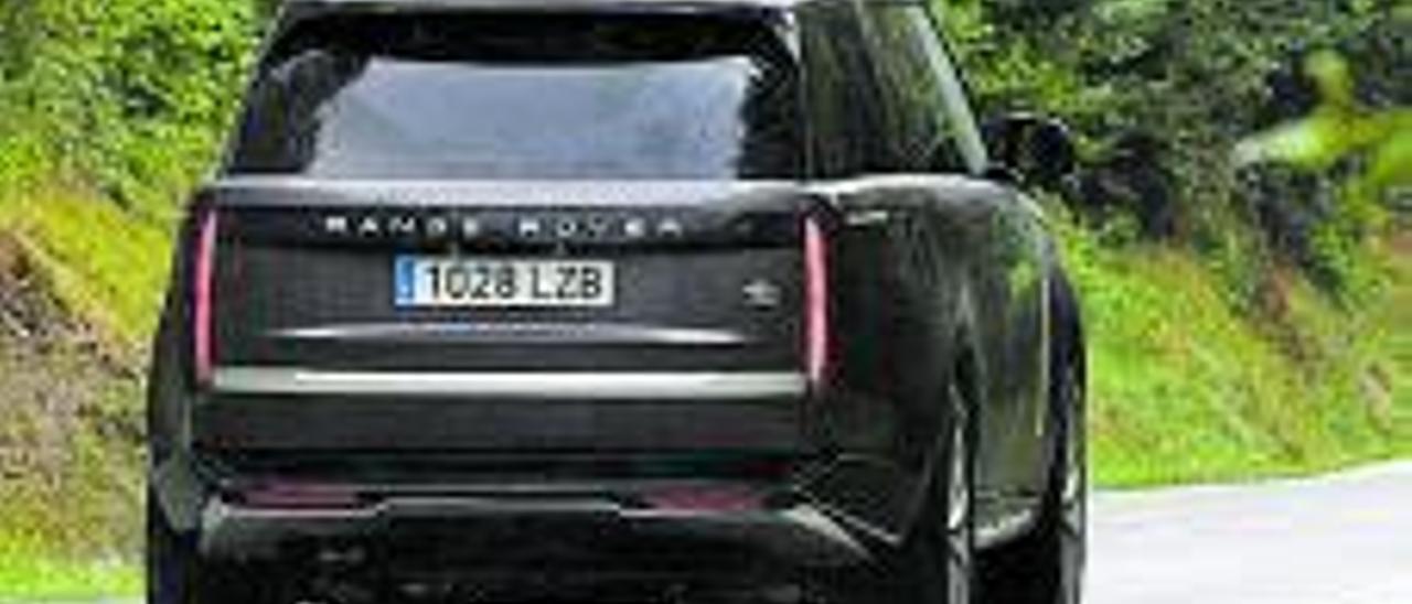 tecnologIa prÈmium. L’interior del Range Rover pot equipar fins a cinc pantalles a bord, amb mides de 13,1 polzades la central i 11,4” les ubicades als seients posteriors. range rover