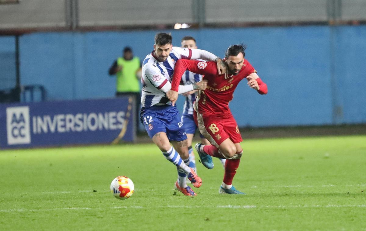 Enric Gallego, goleador en el partido de la primera vuelta entre Tenerife y Real Avilés Industrial.