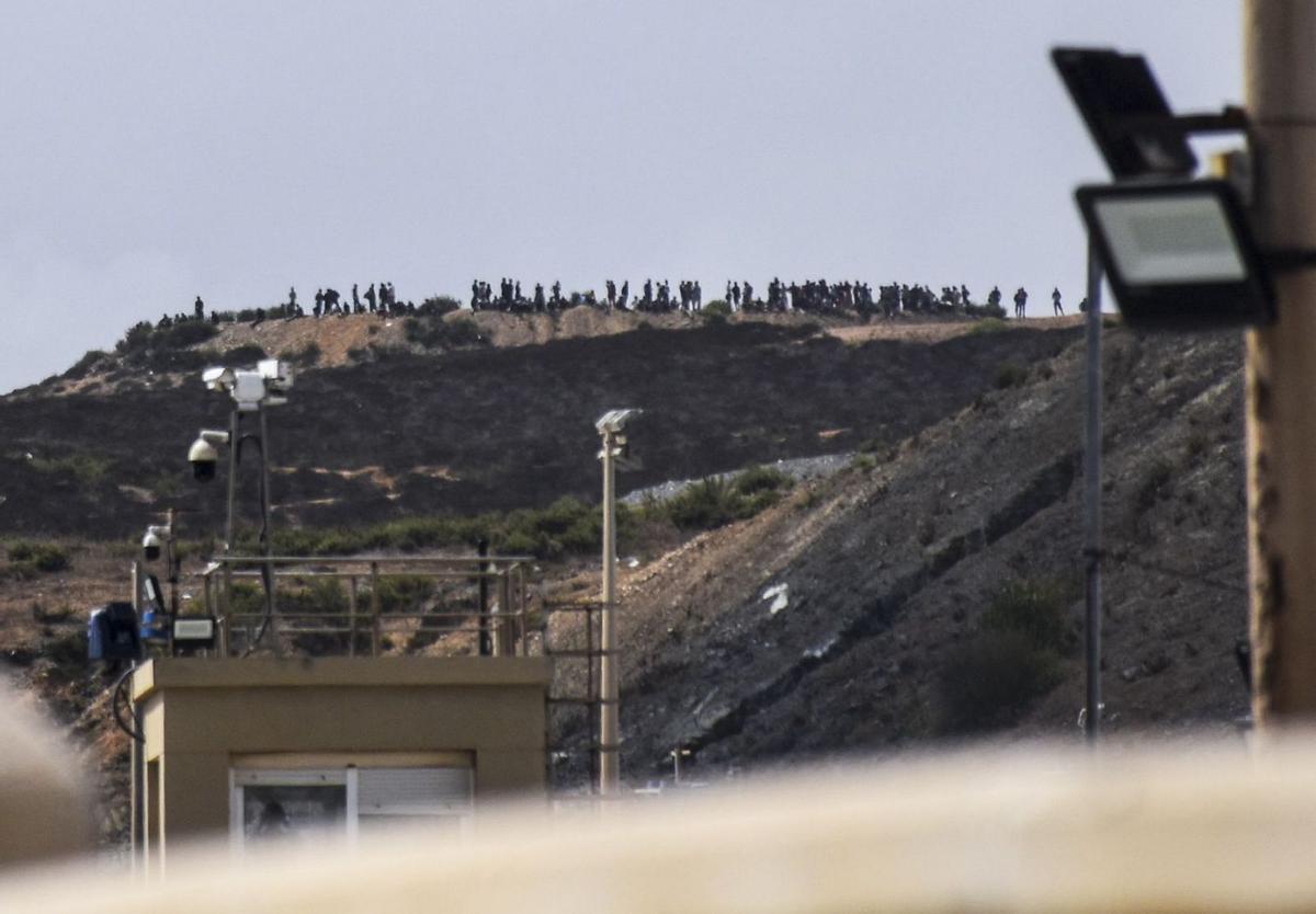 Massiva detenció de migrants per intentar travessar la frontera amb Ceuta