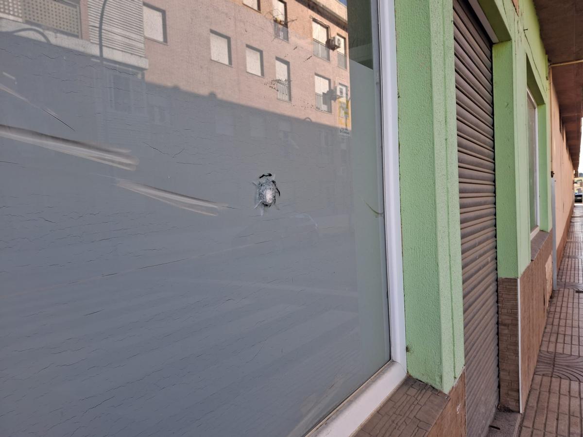 Detalle del cristal de un local de la calle Margarita Xirgú dañado en la explosión.