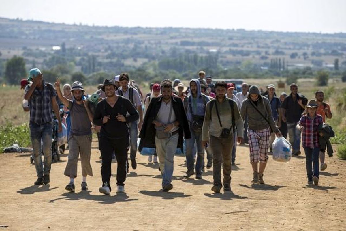 Immigrants sirians caminen als voltants de la localitat sèrbia de Miratovac.