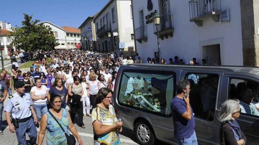 Vecinos del municipio de Murça y amigos arropan a la familia de los niños fallecidos en el accidente de Cerezal de Aliste durante el funeral.