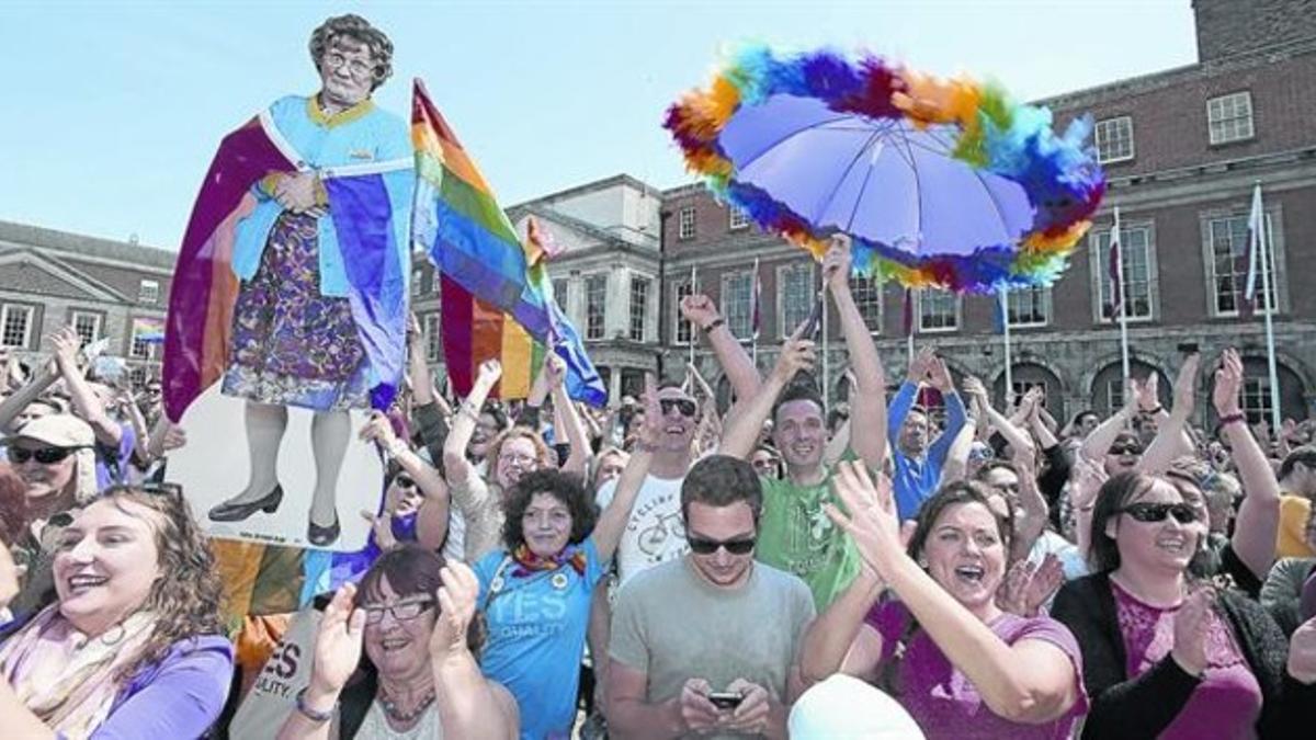 Partidarios del matriomonio gay celebran el triunfo en Dublín, ayer.