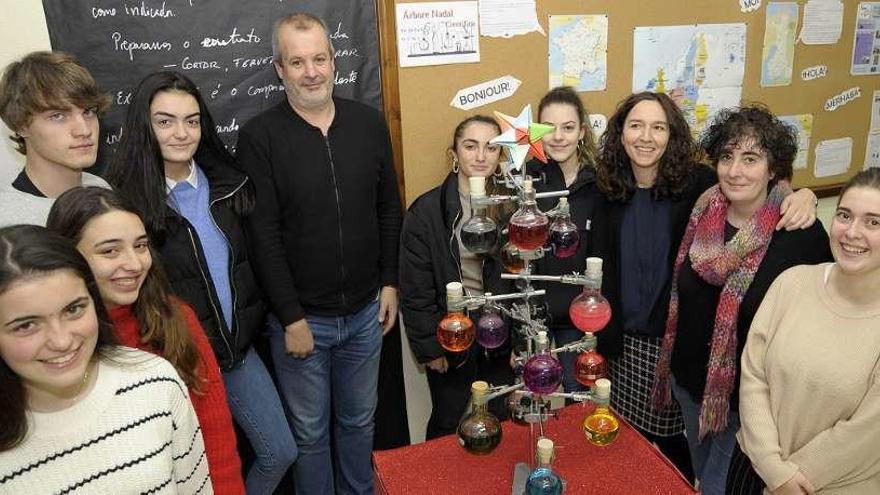 Rodríguez con alumnos del IES Laxeiro junto a un árbol de Navidad hecho con probetas. // Bernabé/Javier Lalín