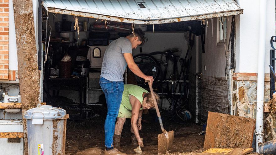 Decenas de vehículos afectados por una tromba de agua en Toledo