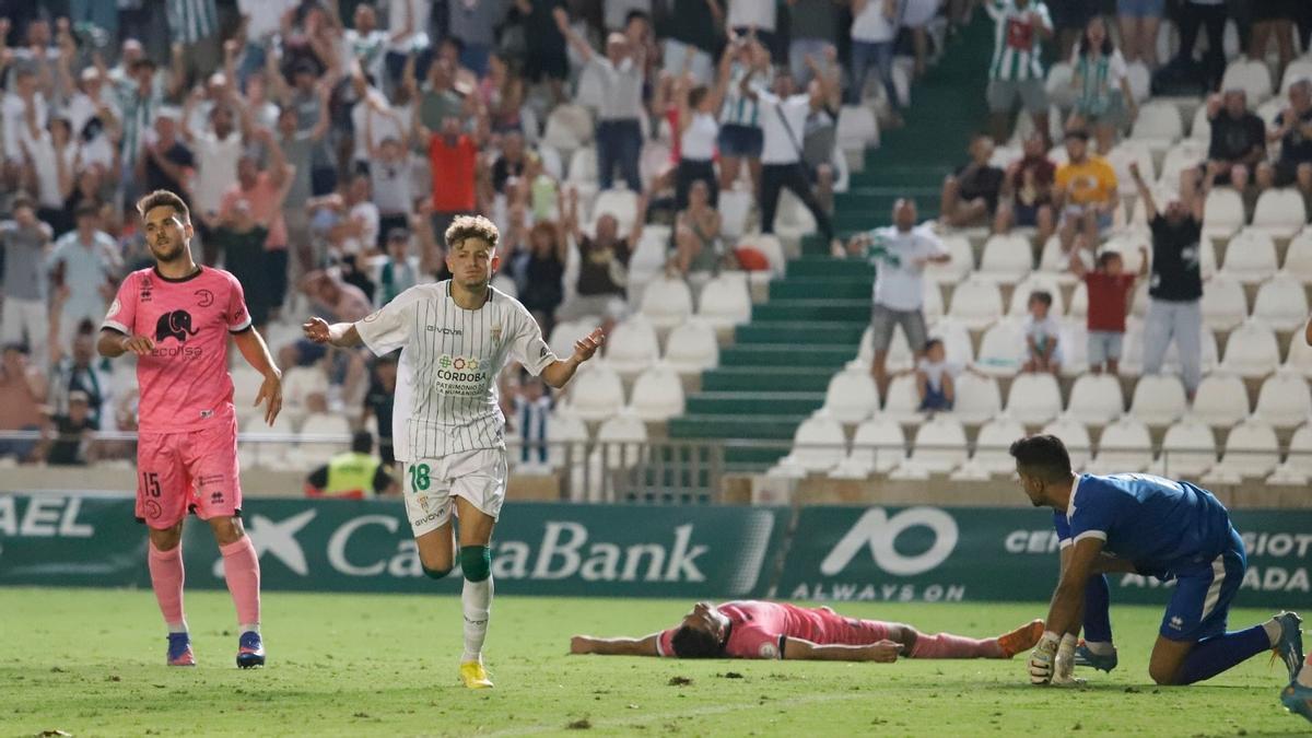 Simo Bouzaidi celebra su gol en El Arcángel.