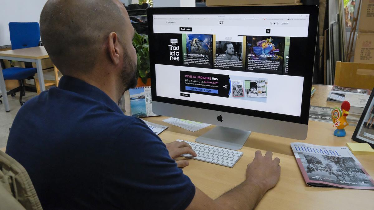 David Naranjo, director del Instituto Canario de las Tradiciones, trabaja en la página web del proyecto, al que dan visibilidad en las redes sociales.