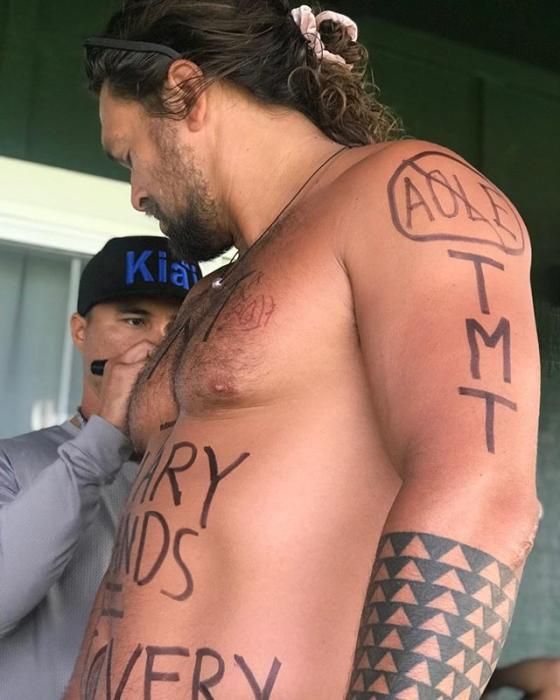 Jason Mamoa se tatua para que el TMT se construya