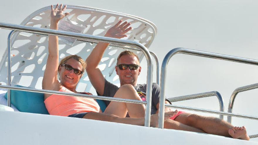 Imagen de archivo de dos turistas en un yate de superlujo en el sur de Gran Canaria.