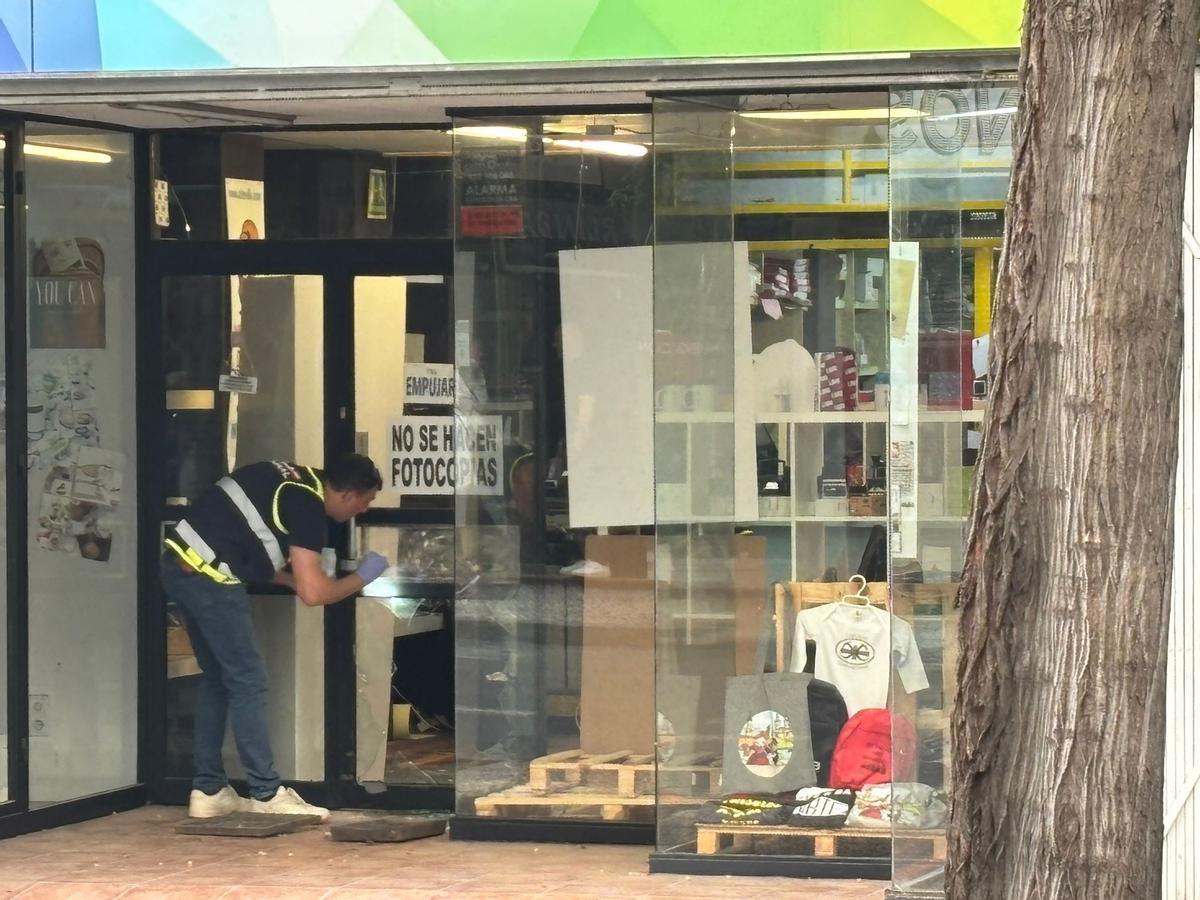 Una imprenta de la calle Unceta, en Las Delicias, ha sufrido el robo de un ordenador portátil y una caja registradora tras fracturar la cristalera con dos alcantarillas.