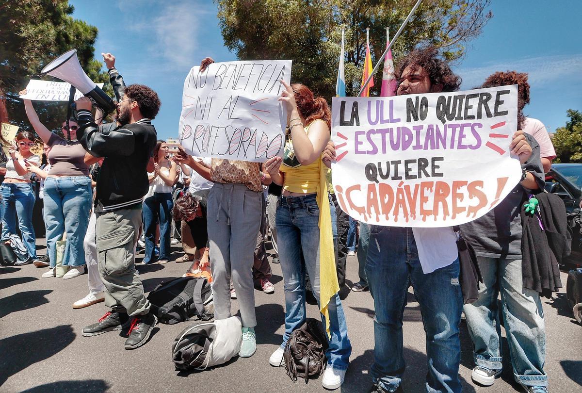 Concentración de alumnos de la ULL por la posible pérdida de una convocatoria de exámenes