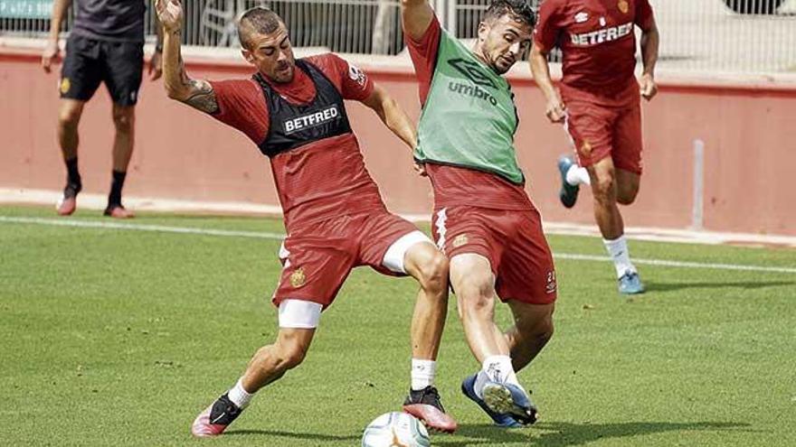 Dani Rodríguez disputa el esférico con Sedlar, durante un entrenamiento.