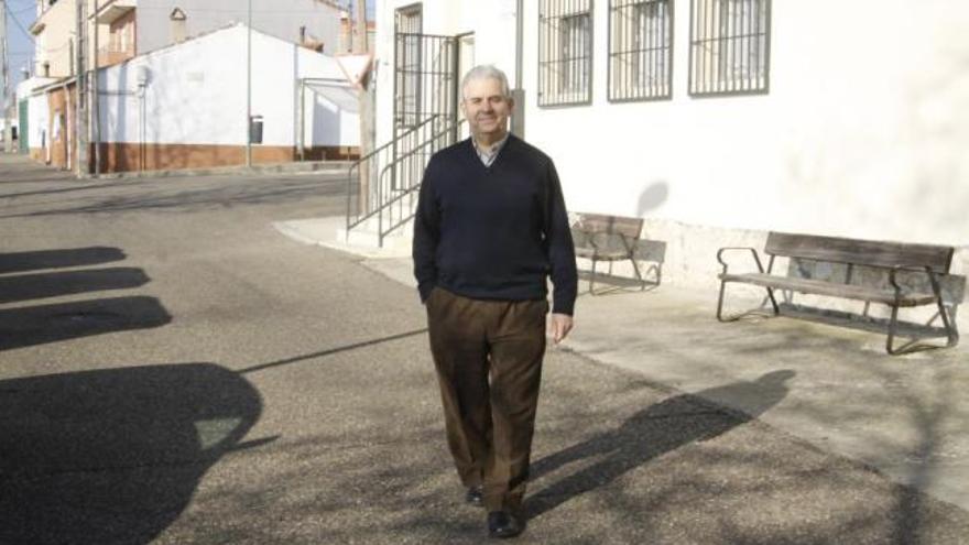 El párroco Francisco Díez pasea junto a su parroquia en el Alto de los Arenales.