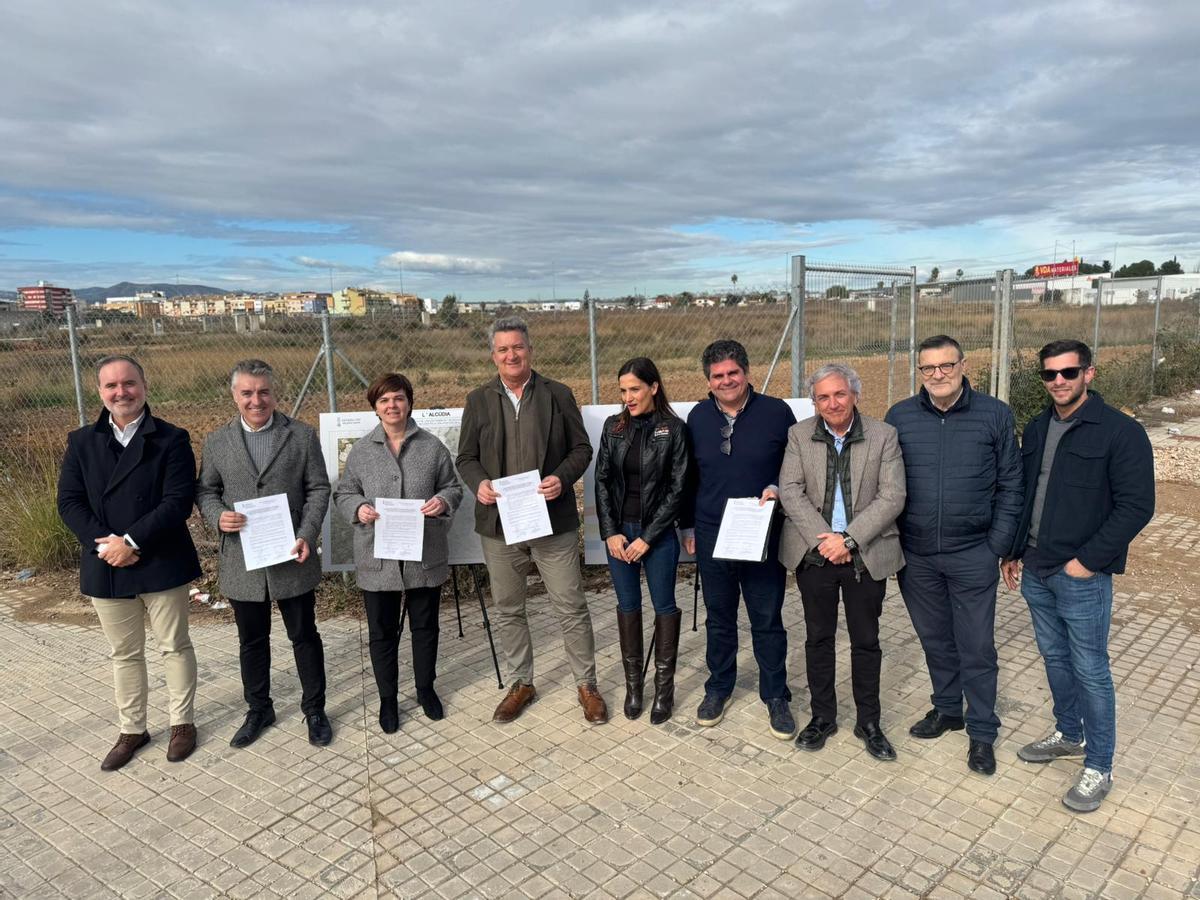 El conseller Martínez Mus, junto a la alcaldesa en funciones de l'Alcúdia, Àngels Boix, y otras autoridades autonómicas y municipales.